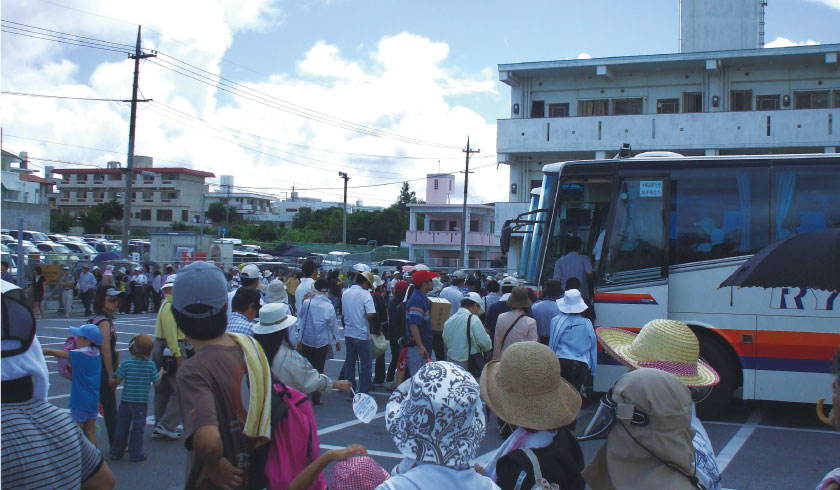 戦後62年・バスに列する抗議の県民